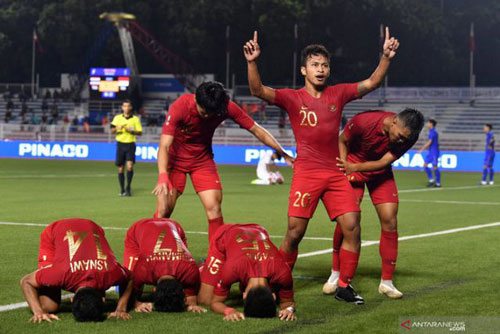 Truyền thông Indonesia tức giận khi đội nhà phải thay đồ trong... lớp học