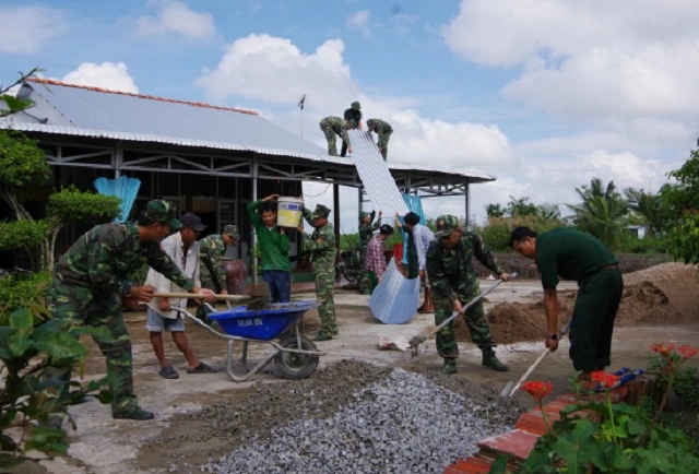 Chiến sỹ Đồn Biên phòng Khánh Tiến giúp dân xây dựng nhà.