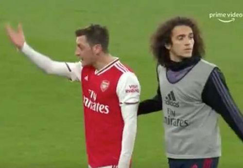 Arsenal thua trận, nội bộ còn sứt mẻ khi Ozil cãi nhau với trợ lý HLV Mertesacker