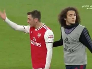 Arsenal thua trận, nội bộ còn sứt mẻ khi Ozil cãi nhau với trợ lý HLV Mertesacker
