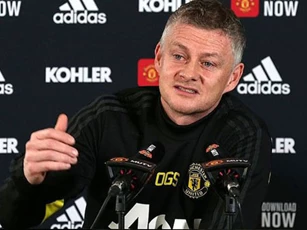 Cầu thủ MU nỗ lực chiến đấu để giữ ghế cho HLV Solskjaer