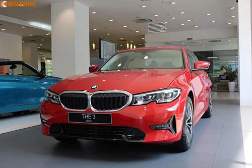 Nhiều người trông đợi một phiên bản giá mềm hơn của 330i M-Sport, vì vậy sự có mặt của BMW 330i Sport-Line mới khá đúng thời điểm. Dù chưa phải là phiên bản tiêu chuẩn 320i nhưng giá bán của mẫu xe mới về Việt Nam này cũng đã rẻ hơn 330i M-Sport khoảng 200 triệu đồng.