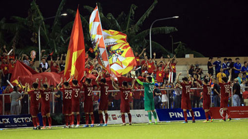 Hào khí Việt Nam tiếp tục đươc các cầu thủ trẻ hát vang