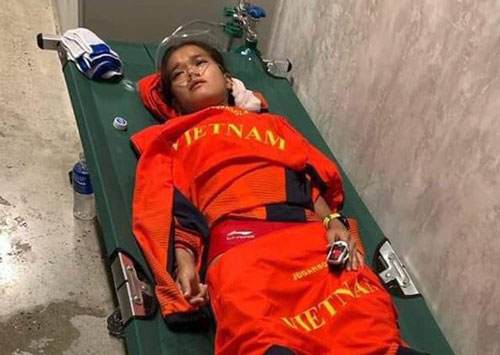 Phạm Thị Hồng Lệ kiệt sức, phải phục hồi bằng bình oxy sau khi về đích