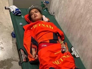 Phạm Thị Hồng Lệ kiệt sức, phải phục hồi bằng bình oxy sau khi về đích