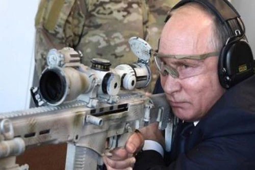 Tổng thống Putin bắn thử súng của hãng Kalashnikov.