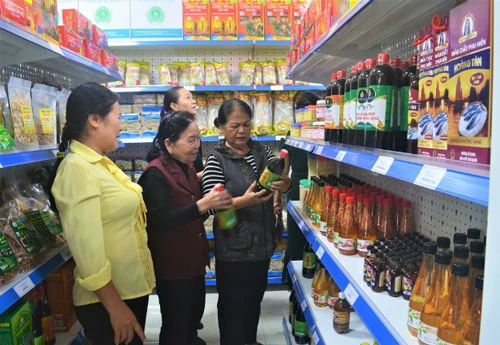 Người dân mua sắm tại cửa hàng của HTX Tiêu thụ nông sản đồng bào dân tộc