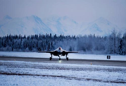 Theo kế hoạch vừa được Không quân Mỹ công bố, sẽ triển khai số lượng lớn tiêm kích F-35A đến căn cứ Eielson ở Alaska với mục đích ngăn Nga bành trướng tại Bắc Cực. Căn cứ Eielson sẽ nhận được 3 phi đội chiến đấu cơ F-35A nhằm củng cố sức mạnh cho phi đội chiến đấu cơ F-16 đang triển khai tại đây. Những chiếc F-35A đầu tiên sẽ có mặt tại Eielson từ đầu năm 2020.
