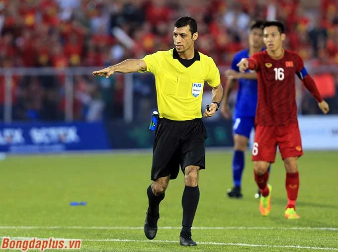 Trọng tài chính cho U22 Việt Nam được hưởng quả đá penalty ở phút 70 khi Tiến Linh bị phạm lỗi trong vòng cấm.