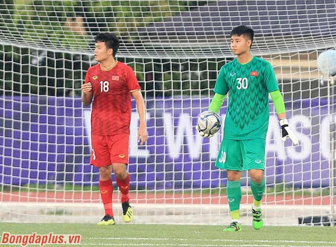 Đến phút thứ 10, sự không ăn ý giữa Văn Toản và hàng thủ khiến U22 Việt Nam nhận bàn thua thứ 2. Tỷ số lúc này là 2-0 nghiêng về phía U22 Thái Lan.