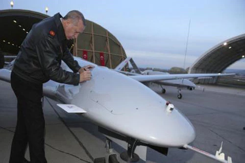 Tổng thống Thổ Nhĩ Kỳ Tayyip Erdogan ký lên chiếc Bayraktar TB2 trước khi làm nhiệm vụ tại Syria.