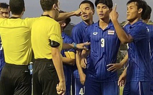 Các cầu thủ Thái lan vây quanh trọng tài trong tình huống bị thổi 11m