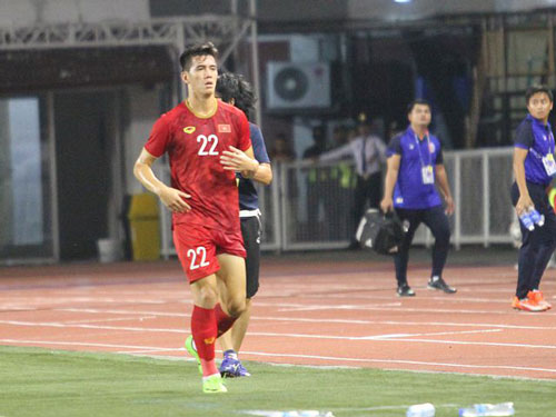 Tiến Linh tập tễnh khiến HLV Park Hang Seo lo lắng