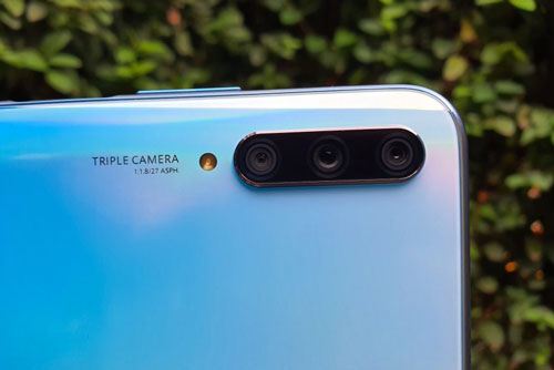 Cận cảnh smartphone tầm trung 3 camera sau, RAM 6 GB, pin 4.000 mAh tại Việt Nam