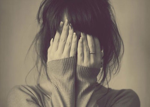 Ng&#x1B0;&#x1EE3;ng ch&#xED;n m&#x1EB7;t v&#xEC; m&#x1EB9; ch&#x1ED3;ng l&#xE0;m &#x111;i&#x1EC1;u n&#xE0;y trong bu&#x1ED3;ng ng&#x1EE7;