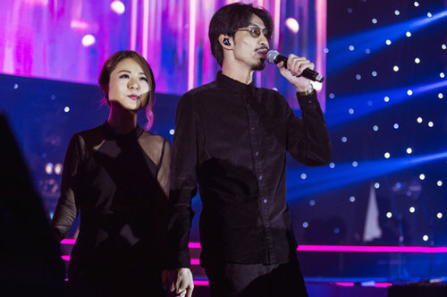 Diva Hồng Kông bị chê hát live tệ hơn Chi Pu, màn rap của Đen Vâu nhận hàng tá gạch đá