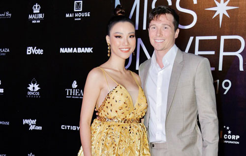 Loạt ảnh Á hậu Hoàng Oanh bụng bầu to khệ nệ bước đi trên thảm đỏ với nụ cười tươi rói