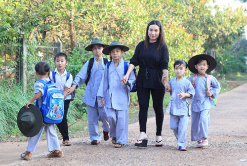 Đời tư sao nữ đông con nuôi nhất Vbiz, con ruột trưởng thành mới công khai