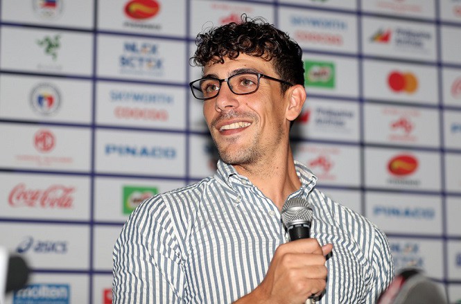 HLV trẻ tuổi thách thức Park Hang Seo là ai?