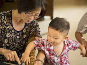 Bà nội tàn tạ vì nuôi cháu cho con dâu