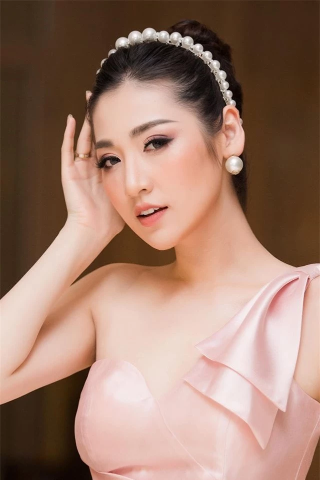 a hau tu anh mac vay hong nude xe cao quyen ru hut mat, de gay nhin nham hinh anh 1