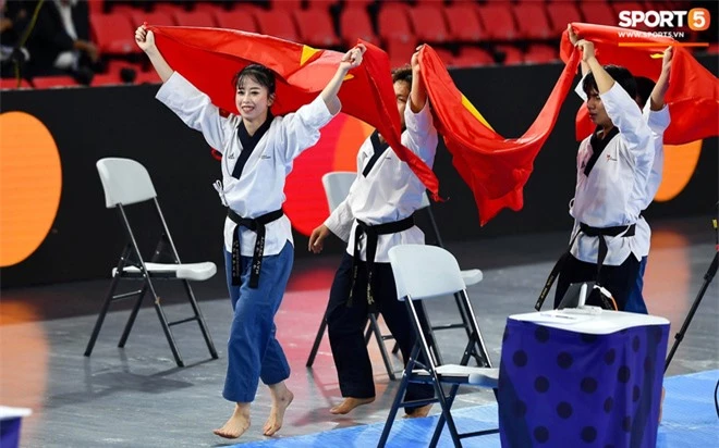 Các hotgirl Taekwondo bật khóc, vui mừng khôn xiết sau khi giành huy chương vàng cho đoàn thể thao Việt Nam tại SEA Games - Ảnh 9.