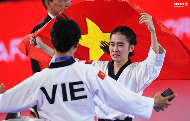 Các hotgirl Taekwondo bật khóc, vui mừng khôn xiết sau khi giành huy chương vàng cho đoàn thể thao Việt Nam tại SEA Games - Ảnh 3.