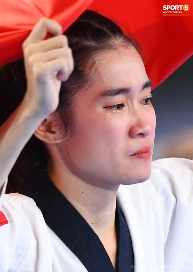 Các hotgirl Taekwondo bật khóc, vui mừng khôn xiết sau khi giành huy chương vàng cho đoàn thể thao Việt Nam tại SEA Games - Ảnh 4.