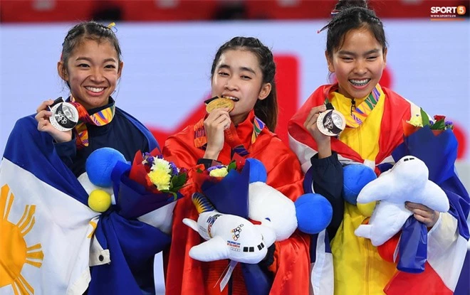 Các hotgirl Taekwondo bật khóc, vui mừng khôn xiết sau khi giành huy chương vàng cho đoàn thể thao Việt Nam tại SEA Games - Ảnh 5.