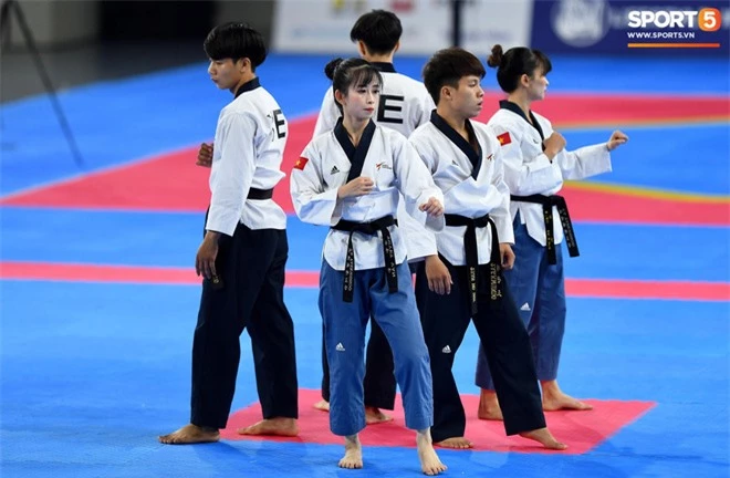 Các hotgirl Taekwondo bật khóc, vui mừng khôn xiết sau khi giành huy chương vàng cho đoàn thể thao Việt Nam tại SEA Games - Ảnh 6.