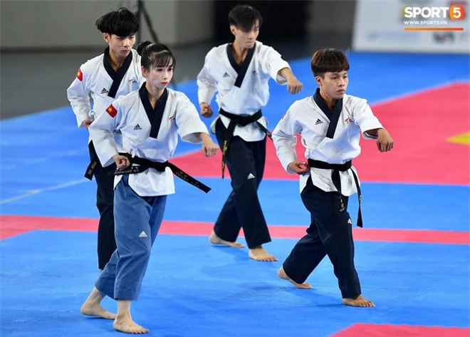 Các hotgirl Taekwondo bật khóc, vui mừng khôn xiết sau khi giành huy chương vàng cho đoàn thể thao Việt Nam tại SEA Games - Ảnh 7.