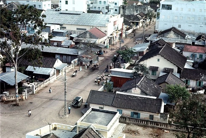 Goc nhin doc tu tren cao ve Nha Trang nam 1968-Hinh-3