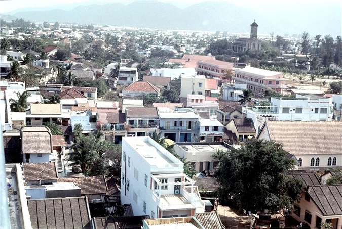 Goc nhin doc tu tren cao ve Nha Trang nam 1968-Hinh-4