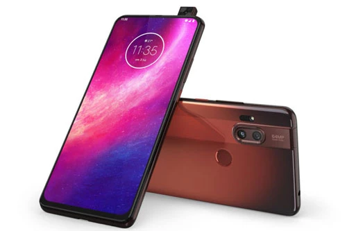 Sức mạnh phần cứng của Motorola One Hyper đến từ chip Qualcomm Snapdragon 675 (11nm) lõi 8 với xung nhịp tối đa 2 GHz, GPU Adreno 612. RAM 4 GB/ROM 128 GB, có khay cắm thẻ microSD với dung lượng tối đa 1 TB. Hệ điều hành Android 10 (Android One).