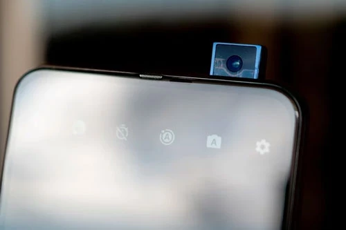Máy ảnh selfie pop-up độ phân giải 32 MP, khẩu độ f/2.0.