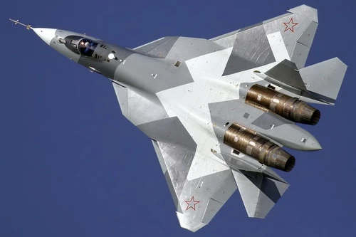 Tiêm kích tàng hình Su-57 của Nga hiện vẫn phải tạm dùng động cơ của chiến đấu cơ thế hệ 4. Ảnh: TASS.