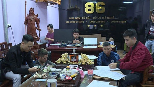 Lực lượng công an tiến hành bắt quả tang các đối tượng tại quán cầm đồ 86 của Nguyễn Như Trường. (Ảnh: Dân trí)