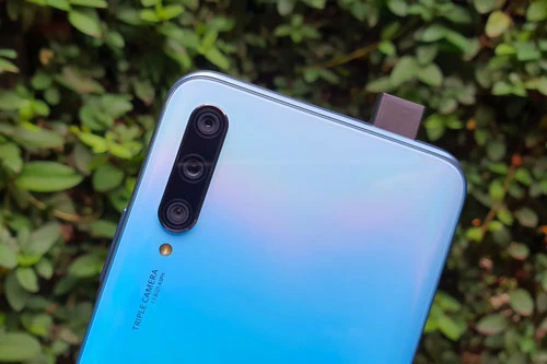 Huawei Y9s sở hữu 3 camera sau. Cảm biến chính 48 MP, khẩu độ f/1.8 cho khả năng lấy nét theo pha. Cảm biến góc siêu rộng 8 MP, f/2.4. Ống kính thứ ba 2 MP, f/2.4 cho khả năng chụp ảnh xóa phông. Bộ ba này được trang bị đèn flash LED, quay video Full HD. 