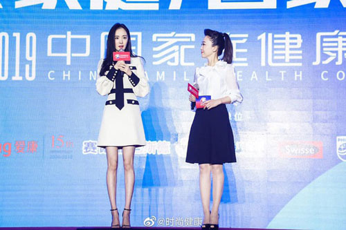 Dương Mịch xuất hiện rạng rỡ sau khi bị tung bằng chứng hẹn hò trai trẻ nhưng lại bị soi khuyết điểm xấu xí ở đôi chân