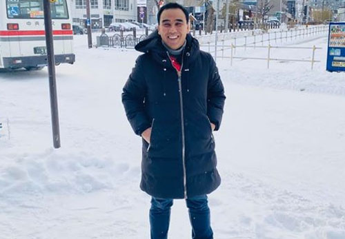 Giữa không gian phủ tuyết trắng xóa, Quyền Linh vẫn "trung thành" với đôi dép tổ ong và đây là lý do