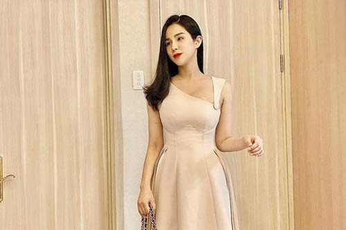 Không hổ danh bà mẹ siêu nhân, chỉ 1 tháng sau sinh Diệp Lâm Anh đã tái xuất với vẻ ngoài vạn người mê