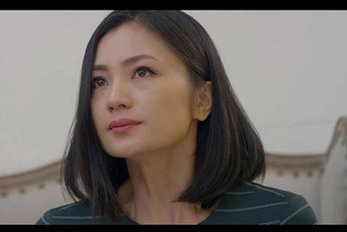 Trong 'Hoa hồng trên ngực trái', Diệu Hương vào vai San, một phụ nữ có cuộc hôn nhân đầu không hạnh phúc khi sống cùng bà mẹ chồng ghen tuông vì hiểu lầm khiến cuộc sống của cô chìm trong nước mắt.