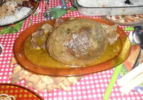 Buchada de bode là một món ăn từ dạ dày động vật bị đánh giá không bắt mắt của Brazil. Món này thực chất là ruột dê được nấu chín và nhồi lại vào dạ dày.