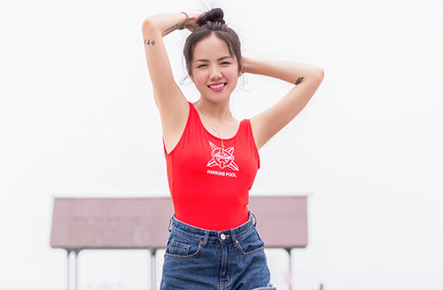 Phương Ly mặc gợi cảm, hút mọi ánh nhìn khi vừa trở lại