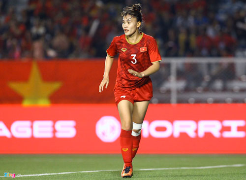 Chân rướm máu, các cầu thủ nữ Việt Nam nén đau đá trận chung kết