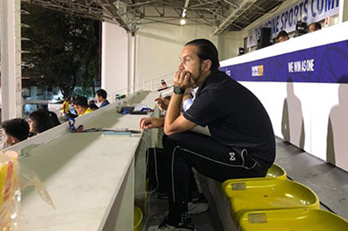 HLV U22 Myanmar cổ vũ nữ Việt Nam đánh bại Thái Lan