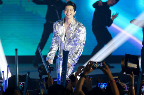 Noo Phước Thịnh cháy hết mình trên sân khấu khiến hàng nghìn fan đứng ngồi không yên