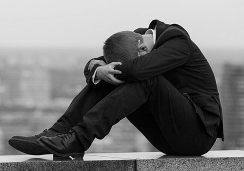 Ngoại tình với sếp bà, tài xế choáng váng thấy vật lạ dưới gối