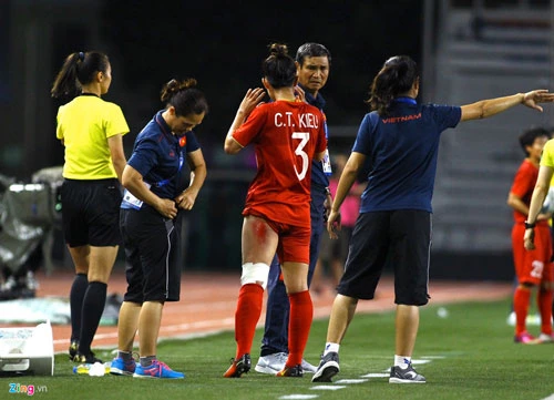 Sau khi đánh bại chủ nhà Philippines với tỷ số 2-0 ở bán kết, đội tuyển nữ Việt Nam bước vào trận tái đấu Thái Lan với quyết tâm bảo vệ thành công tấm HCV tại SEA Games 30. Ở vòng bảng, hai đội bóng hòa nhau với tỷ số 1-1.