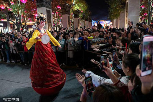 Độc đáo màn múa 'mỹ nữ không chân' ở phố đi bộ Tây An